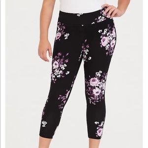 Torrid ponte stretch pull-on pixie pants in black floral